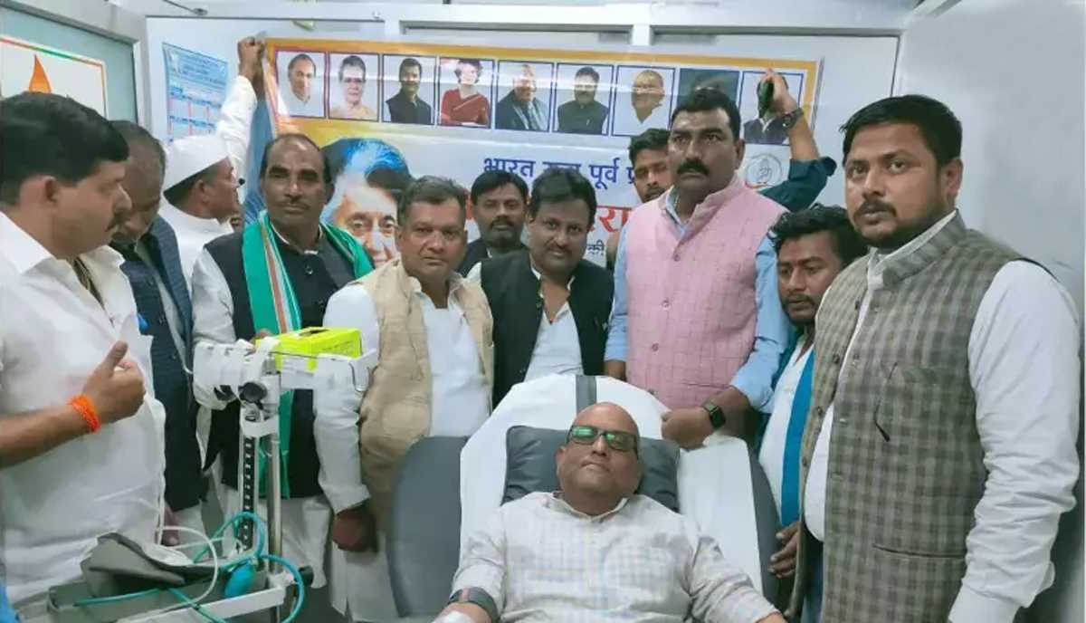 कांग्रेस नेता अजय राय ने पूर्व प्रधानमंत्री इंदिरा गांधी की जयंती पर रक्तदान किया